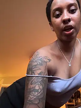 Snapshot of Your_Paris chatting on March 21, 2025, 1:56 pm Your Paris online show from March 21, 2025, 1:56 pm