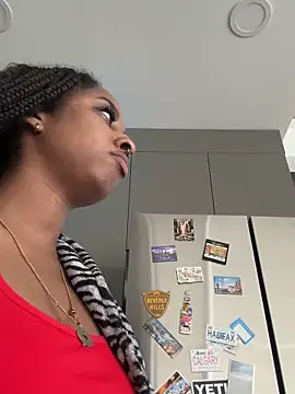 Snapshot of Your_Paris chatting on November 28, 2025, 8:53 pm Your Paris online show from November 28, 2025, 8:53 pm