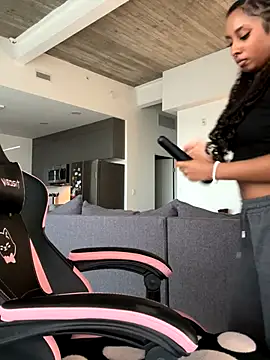 Snapshot of Your_Paris chatting on November 23, 2025, 10:09 pm Your Paris online show from November 23, 2025, 10:09 pm