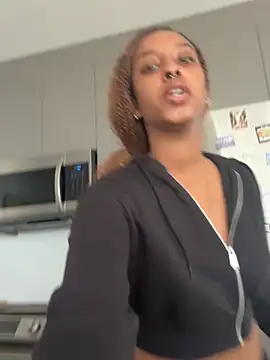 Snapshot of Your_Paris chatting on September 26, 2025, 3:52 pm Your Paris online show from September 26, 2025, 3:52 pm