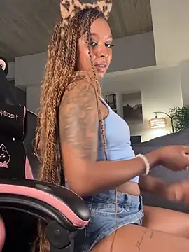 Snapshot of Your_Paris chatting on October 5, 2025, 12:45 am Your Paris online show from October 5, 2025, 12:45 am