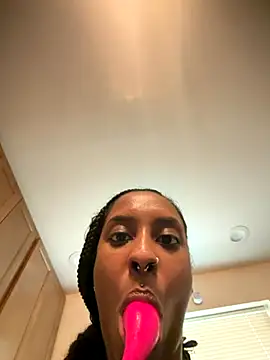 Snapshot of Your_Paris chatting on October 31, 2025, 4:47 pm Your Paris online show from October 31, 2025, 4:47 pm