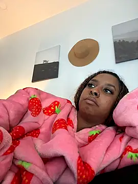 Snapshot of Your_Paris chatting on October 10, 2025, 7:15 pm Your Paris online show from October 10, 2025, 7:15 pm