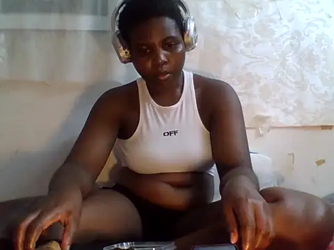Snapshot of queenzuena chatting on July 14, 2026, 9:43 pm queenzuena online show from July 14, 2026, 9:43 pm