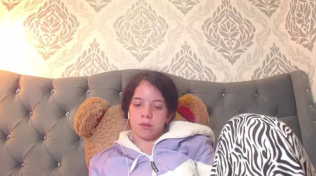 EmmaCowperr online show from February 27, 2025, 7:04 pm