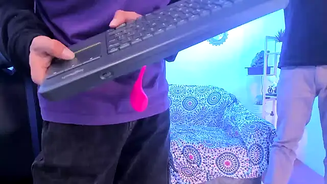 oliverhot2005 online show from September 19, 2025, 8:46 pm