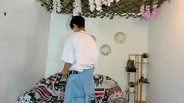 oliverhot2005 online show from December 4, 2025, 8:19 pm