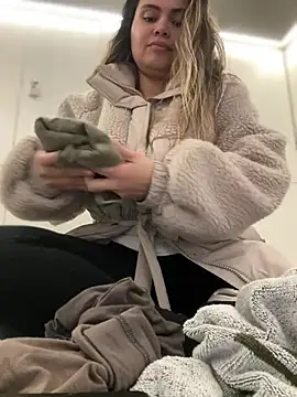 Snapshot of melanny10 chatting on January 18, 2025, 3:27 pm melanny10 online show from January 18, 2025, 3:27 pm