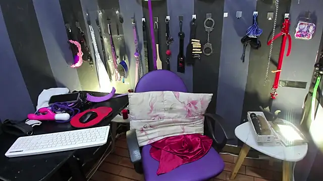 LucyStrike  online show from October 15, 2025, 10:40 pm