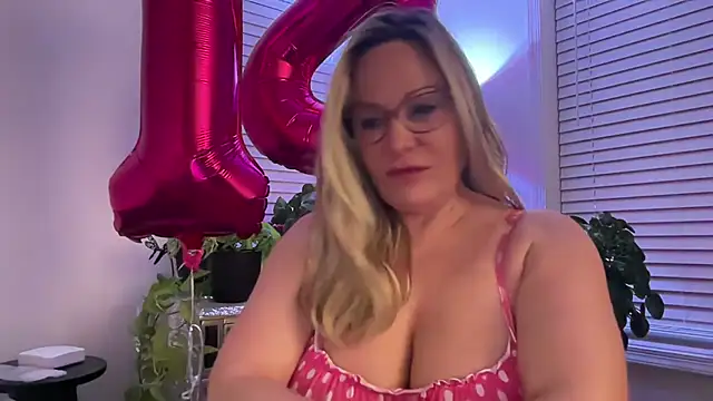 Snapshot of Milf_Goddess chatting on October 15, 2025, 6:00 am Milf Goddess online show from October 15, 2025, 6:00 am