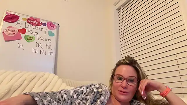 Snapshot of Milf_Goddess chatting on February 24, 2025, 3:44 am Milf Goddess online show from February 24, 2025, 3:44 am