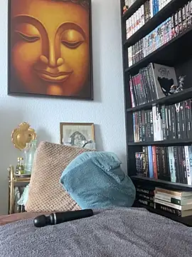 Luccreccia  online show from October 20, 2025, 8:26 am