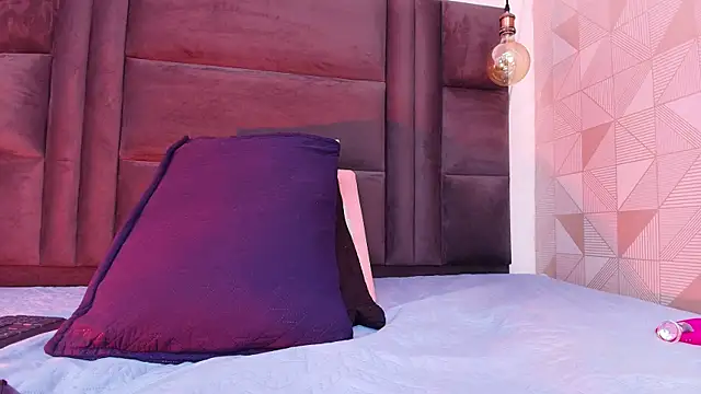 hot dione online show from October 3, 2025, 7:15 pm