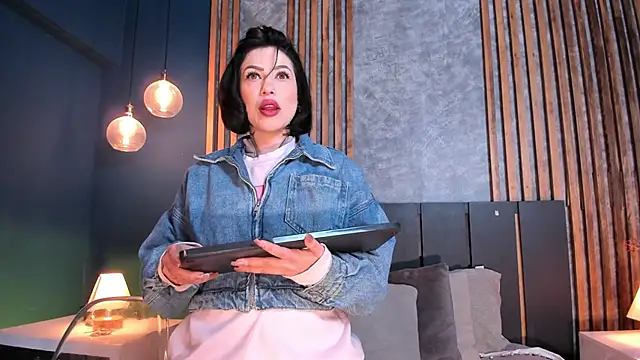 Hannah Borbon online show from March 14, 2025, 5:05 am