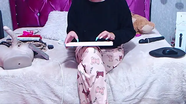 AyshaScott online show from April 11, 2026, 2:32 pm