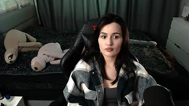 Snapshot of KiraYammy chatting on November 16, 2025, 10:35 pm KiraYammy online show from November 16, 2025, 10:35 pm