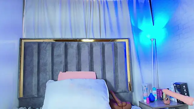 Snapshot of Zoe_Curvy chatting on October 3, 2025, 1:01 pm Zoe Curvy online show from October 3, 2025, 1:01 pm