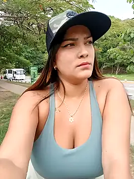 camiysebas21 online show from September 18, 2025, 5:27 pm