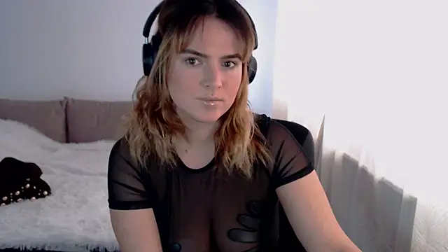 ChloeJewel1 online show from April 4, 2026, 8:32 am