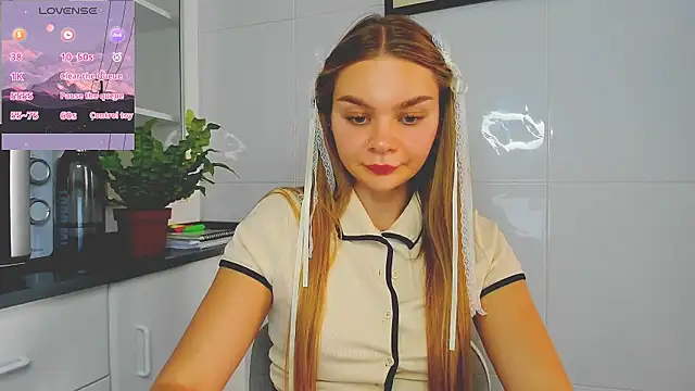 Snapshot of Molly_sweetie chatting on July 10, 2026, 6:41 pm Molly sweetie online show from July 10, 2026, 6:41 pm