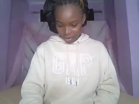 Pretty-queen123 online show from September 13, 2025, 2:06 pm