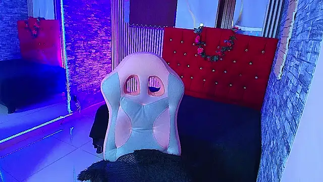 miahernadez303av online show from November 8, 2025, 3:54 am