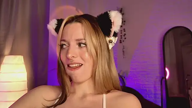 LoraaDoll online show from March 18, 2025, 2:17 pm