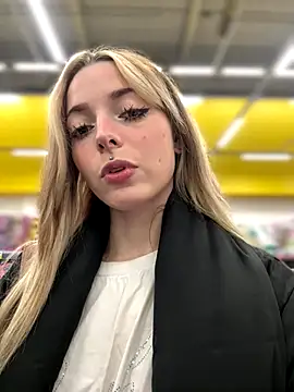 LoraaDoll online show from October 5, 2025, 3:47 pm