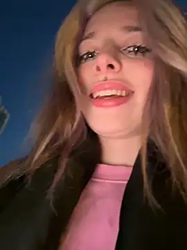 LoraaDoll online show from December 5, 2025, 1:53 pm