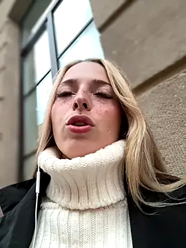 LoraaDoll online show from September 25, 2025, 3:40 pm