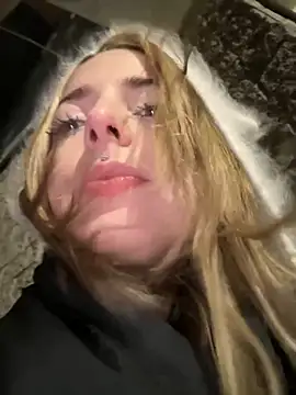 LoraaDoll online show from November 24, 2025, 3:56 pm