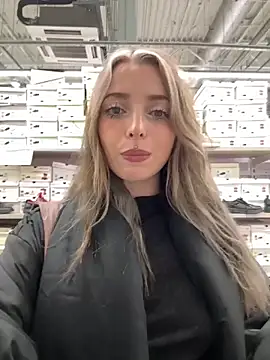 LoraaDoll online show from October 25, 2025, 2:50 pm