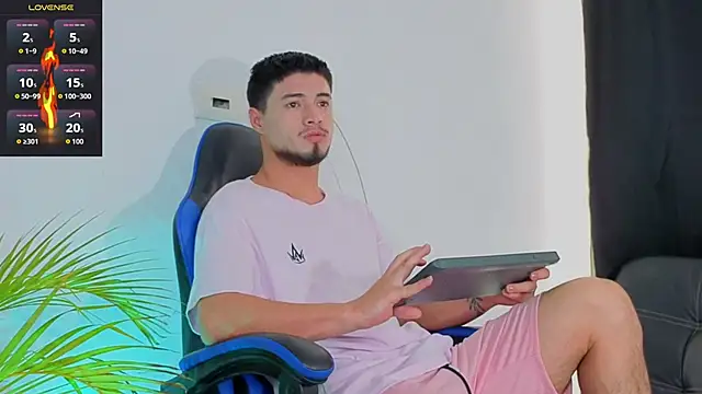 Snapshot of EdwardRoss_ chatting on December 4, 2025, 8:30 pm EdwardRoss online show from December 4, 2025, 8:30 pm