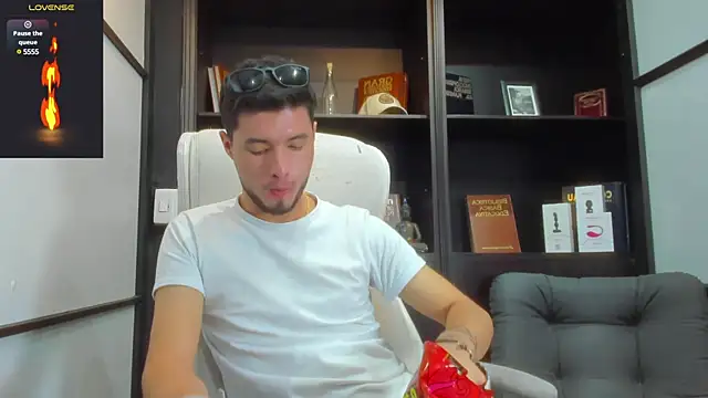 EdwardRoss  online show from March 18, 2025, 10:26 pm