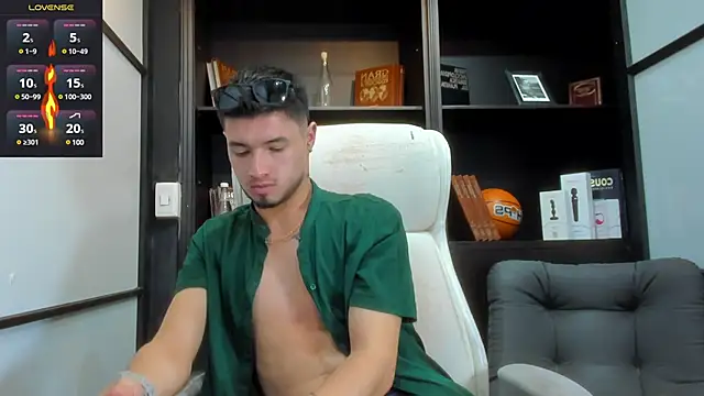 EdwardRoss  online show from March 21, 2025, 8:08 pm