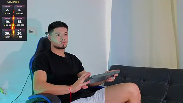 Snapshot of EdwardRoss_ chatting on January 13, 2026, 8:02 pm EdwardRoss online show from January 13, 2026, 8:02 pm