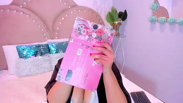 Miia Thompsonn online show from September 30, 2025, 3:23 am