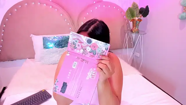 Miia Thompsonn online show from September 26, 2025, 2:40 am