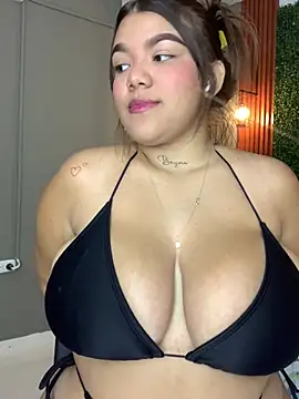 Michellesexxy online show from February 1, 2025, 8:37 pm