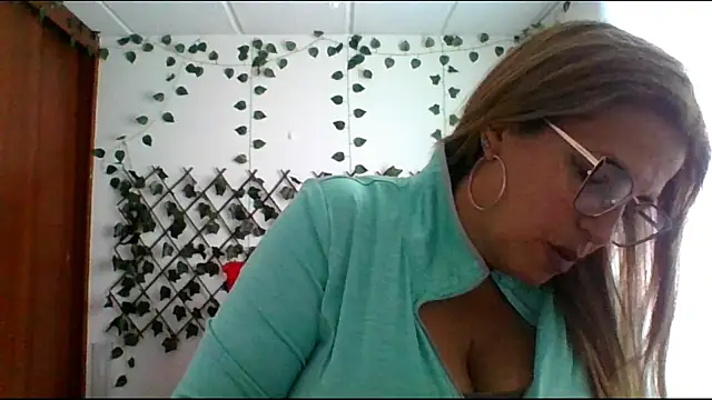 Snapshot of RossanaLionheart chatting on November 16, 2025, 12:32 pm RossanaLionheart online show from November 16, 2025, 12:32 pm