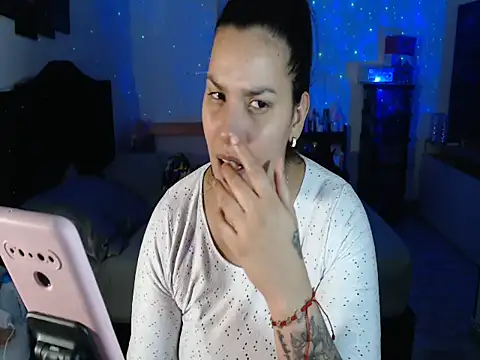 CarolinaRincon online show from November 10, 2025, 11:32 pm