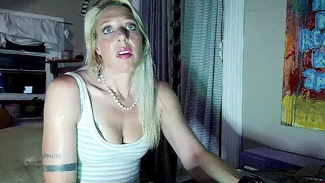 Snapshot of Glamazonx chatting on June 4, 2026, 3:11 am Glamazonx online show from June 4, 2026, 3:11 am