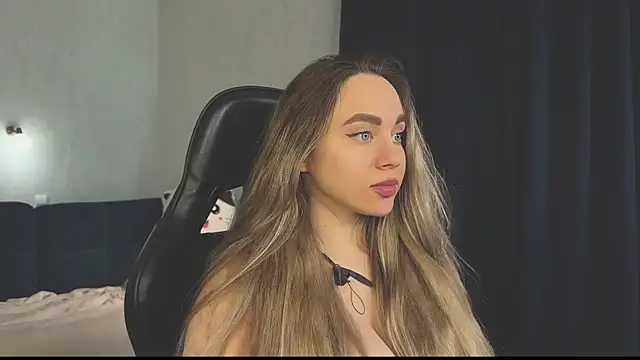 Snapshot of hotexclusive_ chatting on March 7, 2025, 8:13 am hotexclusive online show from March 7, 2025, 8:13 am