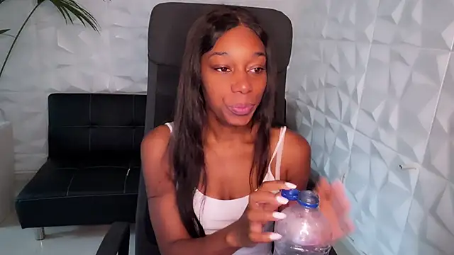 Snapshot of smileybabe chatting on January 13, 2025, 8:26 am smileybabe online show from January 13, 2025, 8:26 am