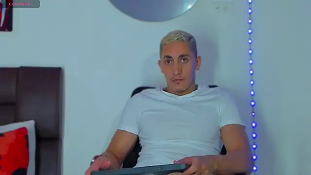 MikeRoss7777 online show from March 16, 2025, 10:53 pm