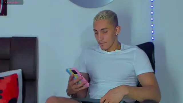 MikeRoss7777 online show from March 17, 2025, 5:01 am