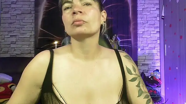 charlotedoll online show from September 19, 2025, 3:10 am