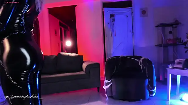 misschloe   online show from October 23, 2025, 11:47 pm