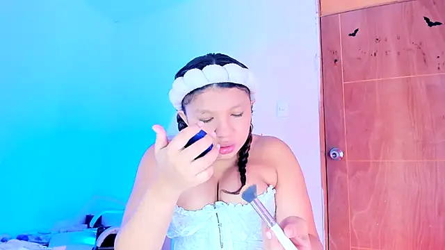 Emily Coper18 online show from April 19, 2026, 2:07 pm