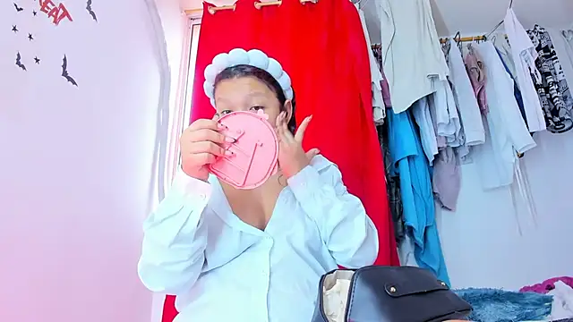 Emily Coper18 online show from November 20, 2025, 1:23 pm